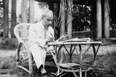 Chủ tịch Hồ Chí Minh làm việc tại Phủ Chủ tịch. (Ảnh tư liệu)