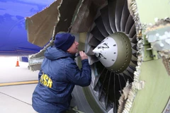 Điều tra tại hiện trường vụ nổ động cơ máy bay. (Nguồn: NTSB)