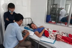 Nạn nhân bị ong đốt đang điều trị tại Bệnh viện Đa khoa tỉnh Bạc Liêu. (Ảnh: Huỳnh Sử/TTXVN)