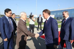 Phó Thủ tướng Liên bang Nga Aleksey Gordeev đón Tổng Bí thư Nguyễn Phú Trọng tại Kaluga. (Ảnh: Trí Dũng/TTXVN)