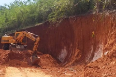 Hiện trường một điểm khai thác đất tại thôn Ngọc Tiền, xã Đăk Xú huyện Ngọc Hồi. (Ảnh: Cao Nguyên/TTXVN)