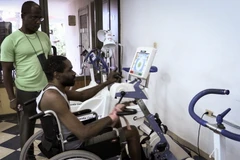 Bệnh nhân được chữa trị với hệ thống máy móc hiện đại tại một trung tâm y tế ở La Habana, Cuba. (Nguồn: AFP/TTXVN)