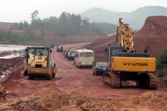 Thi công đường giao thông ở Vân Đồn. (Ảnh: Văn Đức/TTXVN)