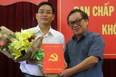 Ông Lê Diễn, Ủy viên Trung ương Đảng, Bí thư Tỉnh ủy Đắk Nông trao quyết định bổ nhiệm cho ông Nguyễn Đình Trung. (Ảnh: Hưng Thịnh/TTXVN)