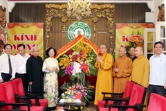 Bà Trương Thị Mai, Ủy viên Bộ Chính trị, Bí thư Trung ương Đảng, Trưởng Ban Dân vận Trung ương tặng hoa chúc mừng Trung ương Giáo hội Phật giáo Việt Nam tại chùa Quán Sứ, Hà Nội. (Ảnh: Nguyễn Dân/TTXVN)