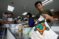 Người dân sử dụng túi vải để đựng hàng hóa tại siêu thị ở Bangkok, Thái Lan. (Nguồn: AFP/TTXVN)