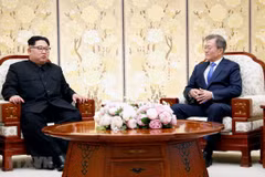 Nhà lãnh đạo Triều Tiên Kim Jong-un (trái) và Tổng thống Hàn Quốc Moon Jae-in tại cuộc gặp ở làng đình chiến Panmunjeom ngày 27/4. (Nguồn: Yonhap/TTXVN) 