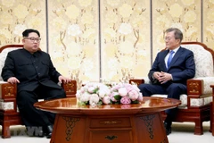Nhà lãnh đạo Triều Tiên Kim Jong-un (trái) và Tổng thống Hàn Quốc Moon Jae-in tại cuộc gặp ở làng đình chiến Panmunjeom ngày 27/4. (Nguồn: Yonhap/TTXVN) 