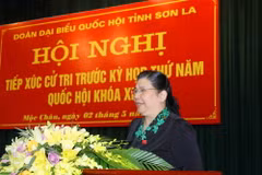 Phó Chủ tịch Thường trực Quốc hội Tòng Thị Phóng trả lời chất vấn của cử tri tại huyện Mộc Châu, tỉnh Sơn La. (Ảnh: Phương Hoa/TTXVN)