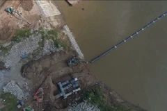 Đường ống nước sạch được hạ thủy. (Nguồn: Vietnam+)