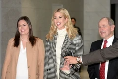 Con gái của Tổng thống Mỹ Donald Trump, đồng thời là cố vấn cấp cao cho cha mình, bà Ivanka Trump (giữa). (Nguồn: Yonhap/TTXVN)