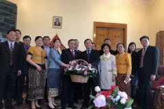Đại sứ Ngô Đức Mạnh cùng cán bộ đại sứ quán đến chúc Tết cổ truyền của Lào. (Ảnh: Dương Trí/Vietnam+)