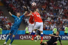 Pha tranh bóng bổng giữa cầu thủ Sergey Ignashevich (thứ 2, trái) của Nga và cầu thủ Croatia trong trận đấu. (Nguồn: THX/TTXVN)