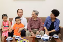 Chủ tịch nước Trần Đại Quang thăm, chúc Tết Giáo sư, Tiến sĩ Nguyễn Ngọc Giao, Chủ tịch Hội Liên hiệp Khoa học và Kỹ thuật Thành phố Hồ Chí Minh. (Ảnh: Nhan Sáng/TTXVN)