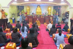 Cầu siêu cho các anh hùng, liệt sỹ. (Ảnh: Hoàng Linh/Vietnam+)