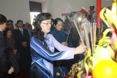 Bà Nguyễn Thị Quyết Tâm dâng hương tưởng niệm Chủ tịch Hồ Chí Minh. (Ảnh: Thanh Vũ/TTXVN)
