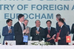 Thủ tướng Nguyễn Xuân Phúc chứng kiến Lễ ký kết bản ghi nhớ hợp tác Giữa Bộ Ngoại giao, Hiệp hội Doanh nghiệp châu Âu tại Việt Nam. (Ảnh: Thống Nhất/TTXVN)