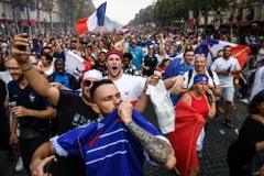 Người dân mừng chiến thắng của đội tuyển Pháp tại World Cup 2018 ở đại lộ Champs Elysées, thủ đô Paris, Pháp ngày 15/7. (Nguồn: AFP/TTXVN)