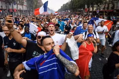 Người dân mừng chiến thắng của đội tuyển Pháp tại World Cup 2018 ở đại lộ Champs Elysées, thủ đô Paris, Pháp ngày 15/7. (Nguồn: AFP/TTXVN)