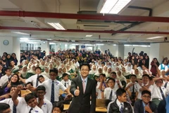 Diễn giả từ Đại sứ quán Việt Nam chụp ảnh chung với các thính giả (Ảnh: Lê Hòa/Vietnam+)