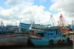 Những con tàu bị bắt giữ nằm xiêu vẹo trong khu vực giam giữ ngư dân. (Ảnh: Trần Chiến/Vietnam+)