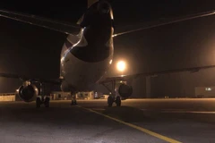 Một máy bay bị hư hỏng vì trúng đạn rocket. (Nguồn: libyaobserver)