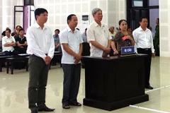 Ba cựu công chức hải quan lĩnh án trong vụ buôn lậu gỗ trắc