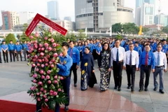 Lãnh đạo Thành phố Hồ Chí Minh và các đại biểu dâng hoa báo công Bác. (Ảnh: Hoàng Hải/TTXVN)