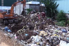 Hiện trường chôn lấp trái phép chất thải công nghiệp. (Ảnh: Nguyễn Văn Việt/TTXVN)