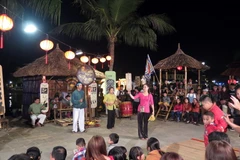 Một chương trình diễn xướng hô hát bài chòi. (Ảnh: Đỗ Trưởng/TTXVN)