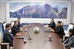 Tổng thống Hàn Quốc Moon Jae-in (thứ 2, trái) và nhà lãnh đạo Triều Tiên Kim Jong-un (thứ 2, phải) tại cuộc hội đàm ở Nhà Hòa bình, làng đình chiến Panmunjom ngày 27/4. (Nguồn: Yonhap/TTXVN)
