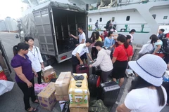 Vận chuyển hàng hóa, đồ dùng lên tàu. (Ảnh minh họa: Quang Quyết/TTXVN)