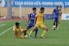 Một pha tranh chấp bóng giữa cầu thủ 2 đội. (Ảnh: Duy Hưng/TTXVN)