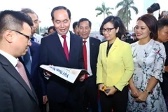 Chủ tịch nước Trần Đại Quang thăm gian trưng bày các ấn phẩm của TTXVN tại Hội báo Toàn quốc năm 2018. (Ảnh: Minh Quyết/TTXVN)