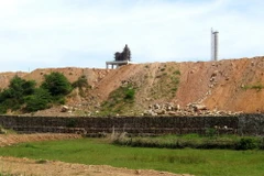 Khu vực đất sản xuất bị bồi lấp do phía nhà máy bột giấy VNT 19 gây ra. (Ảnh: Phước Ngọc/TTXVN)