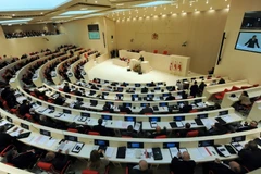 Toàn cảnh một phiên họp Quốc hội Gruzia ở Kutaisi. (Ảnh: AFP/TTXVN)