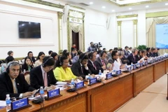 Đoàn Lãnh sự các nước tại TPHCM tham dự buổi trao đổi thông tin về Nghị quyết 54 và Đề án xây dựng thành phố thông minh. (Ảnh: Thành Chung/TTXVN)