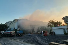 Nhà máy giấy cháy lớn, xe cứu hỏa bị lật trên đường đến hiện trường