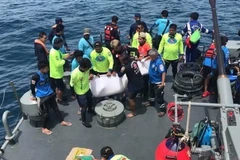 Lực lượng cứu hộ Thái Lan chuyển thi thể một nạn nhân trong vụ chìm tàu du lịch ở Phuket ngày 7/7. (Ảnh: THX/TTXVN)