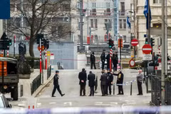 Cảnh sát Bỉ làm nhiệm vụ tại khu vực gần ga tàu điện ngầm Maalbeek ở Brussels sau vụ tấn công ngày 22/3/2016. (Nguồn: AFP/TTXVN)