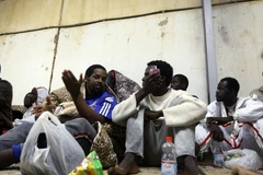 Người di cư tại căn cứ hải quân ở Tripoli, Libya sau khi được cứu trên biển hồi tháng Ba. (Nguồn: THX/TTXVN)