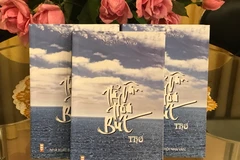 Tập thơ 'Hải Vân hoa bút.' (Ảnh: Mỹ Bình/Vietnam+)