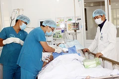 Êkíp bác sỹ Bệnh viện Đa khoa Thống Nhất thăm khám cho bệnh nhân. (Nguồn: Bệnh viện Đa khoa Thống Nhất)