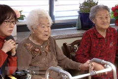 Các nạn nhân bị bắt làm 'phụ nữ mua vui' theo dõi báo cáo về thỏa thuận Hàn Quốc-Nhật Bản tại Gwangju, phía đông Seoul, ngày 27/12/2017. (Ảnh: Yonhap/TTXVN)