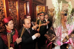 Thủ tướng Nguyễn Xuân Phúc và các đại biểu dâng hương tại Đền Thượng. (Ảnh: Lâm Khánh/TTXVN)