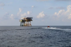 Nhà giàn DK1/2 hiên ngang giữa biển. (Ảnh: Hữu Chiến/Vietnam+)