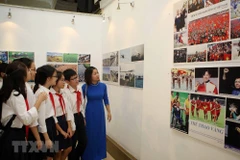 Tham quan triển lãm ảnh về '70 năm thi đua yêu nước.' (Nguồn: TTXVN)