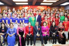 Ban Chấp hành và các hội viên chụp ảnh lưu niệm. (Ảnh: Xuân Tuấn-Hoài Nam/Vietnam+)