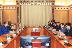 Ông Nguyễn Thành Phong, Chủ tịch Ủy ban Nhân dân Thành phố Hồ Chí Minh đã có buổi tiếp và làm việc với ông Ousmane Dione, Giám đốc Quốc gia Ngân hàng Thế giới tại Việt Nam. (Ảnh: Xuân Khu/TTXVN)