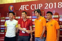 Huấn luyện viên trưởng cùng đội trưởng hai đội tại buổi họp báo. (Ảnh: Tá Chuyên/TTXVN)